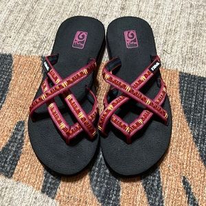 TEVA OLOWAHU womens Size 6 Mush sole Sandal Flip Flop Red Pink GREAT CONDITION